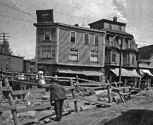 Cette photographie historique montre l’excavation de la rue Principale pour construire le Subway Structure.; Moncton Museum