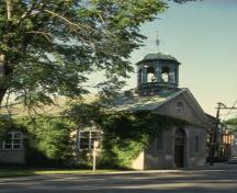 Vue générale de l'église des Récollets au complexe historique de Trois-Rivières, qui montre le clocher modeste.; Parks Canada Agency / Agence Parcs Canada