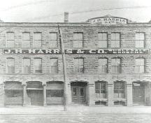 L’édifice de la Banque de Montréal a déménagé en 1891 mais l’entreprise J. H. Harris & Co. l’utilise encore pour la commerce de détail. ; Moncton Museum