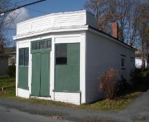 View of the front and right facades of the shop at the Calpin/Myers Property, Bay Roberts, NL. Photo taken 2009. ; HFNL/Andrea O'Brien 2010