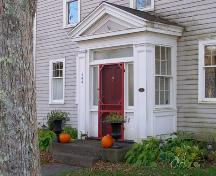 The enclosed front entry porch of the Zoeth Freeman House, Milton, Queens County, Nova Scotia.; Heritage Division, NS Dept. of Tourism, Culture & Heritage, 2009.