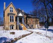 View of the façade of Homer Watson House / Doon School of Fine Arts, showing front-facing gable and bay window and the blocky Watson additions, 1995.; Parks Canada Agency / Agence Parcs Canada, J. Butterill, 1995.