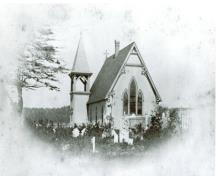 Cette image historique de l'église de l'Ascension à North Head, Grand Manan, montre la façade est de l'église et son vitrail spectaculaire.; Grand Manan Archives - Wooster image