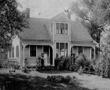 La maison McLeod-Mundle vers 1900, avec David I. Mundle et son épouse Jennie sur la galerie; Private collection