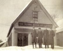 Photo de l’ancien édifice de la Banque Royale du Canada en 1924. Cet édifice se trouvait de l'autre côté du bâtiment actuel, sur la rue Main.; Private collection