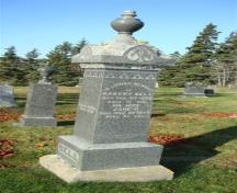 Ce monument à Robert Bell est un exemple de la collection diverse de pierres tombales à l'ancien cimetière de North Head; Grand Manan Historical Society