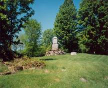 General view of the Battle of Eccles Hill, showing the commemorative monument, 1989.; Agence Parcs Canada / Parks Canada Agency, 1989.