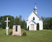 Façades principales - du sud-est de l'église catholique ukrainienne de Lakedale Holy Ghost, région d'Angusville, 2009; Historic Resources Branch, Manitoba Culture, Heritage and Tourism, 2009
