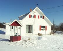 Cette image montre la maison Bancroft à l'hiver 2010, avec le puits à l'avant-plan; Grand Manan Historical Society