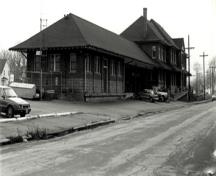 Vue générale de la façade nord-est de l’ancienne gare du Canadien National (VIA Rail), 1992.; Glenn J. Lockwood, 1992.