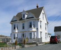View of the front and right facades of Ephraim Jacobs House, Hart's Cove, Durrell, Twillingate, NL. Photo taken 2009. ; HFNL/Andrea O'Brien 2010