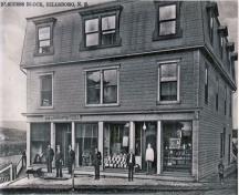 L'immeuble de commerce Jordan Steeves ouvre en 1907 avec son premier locataire, la quincaillerie Livingstone Hardware; Village of Hillsborough, William Henry Steeves House Museum archives
