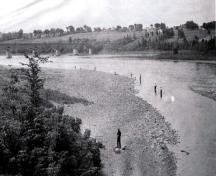 Une image image montrant la fosse à saumon connue internationalement situé près du centre-ville de Hartland. Des centaines de saumons ont été capturés à chaque saison jusqu'en 1967, année ou le barrage de Mactaquac a été construit.; Doris E. Kennedy