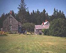 En 2009, deux chalets à Whale Cove ont été rénovés, passant de bâtiments agricoles des années 1900 à logements de vacances d'été.; Whale Cove Cottages 