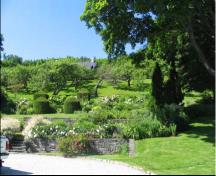 General view of the gardens in La Malbaie Historic District National Historic Site of Canada, 2005.; Geneviève Charrois, Parks Canada Agency / Agence Parcs Canada, 2005.