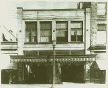 Durant le vaudeville des années 1920, la marquise en porte-à-faux du théâtre Capitol surplombait le trottoir de la rue Main.; Moncton Museum