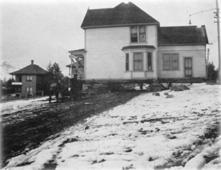 View of house during move, 1910