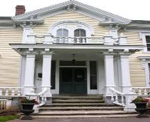 Front entrance detail, Hillsdale House, Annapolis Royal, 2005.; Heritage Division, NS Dept. of Tourism, Culture and Heritage, 2005.