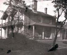 Image historique montrant le balcon du deuxième étage de la véranda des façades ouest et sud; Village of Dorchester