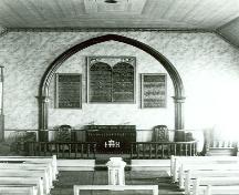 Interior view of Her Majesty's / St. Paul's Chapel of the Mohawks, showing its original pews, mid 19th-century altar and communion rail.; Agence Parcs Canada / Parks Canada Agency.
