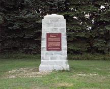 Vue détaillée du premier homestead de l'Ouest Canadien, qui montre la plaque et le cairn de la CLMHC.; Parks Canada Agency / Agence Parcs Canada.