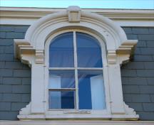 Cette image montre les détails de la fenêtre à l'étage supérieur de la résidence Thomas Linton; City of Saint John