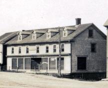 Image du bâtiment prise vers 1900; Village of Dorchester