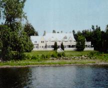 Vue de l'arrière de la maison D.F. Angus au lieu historique national du Canada de l'Arrondissement-Historique-de-Senneville, 2001.; Agence Parcs Canada / Parks Canada Agency, M. Pelletier, 2001.