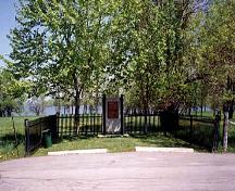 General view of the Historic Sites and Monuments Board of Canada plaque and cairn, 2006.; Parks Canada Agency / Agence Parcs Canada, 2006.