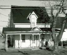 Front view of McConnell House, showing the verandah that runs the full length of the front façade, 1984.; CIHB, Parks Canada Agency, 1984 / IBHC, Agence Parcs Canada, 1984