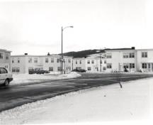 Vue générale du bâtiment 409, deuxième de la gauche, 1986.; Parks Canada Agency / Agence Parcs Canada, 1986.