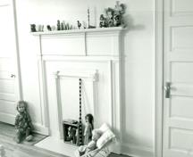 Interior view of the Dockyard Terrace, showing the decorative fireplace mantels.; Parks Canada Agency / Agence Parcs Canada.