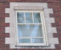 Vue détaillée de la maison Ralph-Connor, montrant les chambranles de fenêtres en pierre de Tyndall, 2008.; Parks Canada Agency / Agence Parcs Canada, Danielle Hamelin, 2008