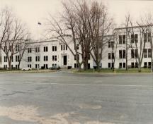 Vue des casernes Vimy (édifice Forde, B-16), qui montre l’entrée crénelée d’aspect formel, 1993.; Ministère de la Défense nationale / Department of National Defence, 1993.