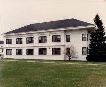 View of the Vimy Barracks (B6), showing its large scale, and concrete, masonry and stucco materials, 1993.; Ministère de la Défense nationale / Department of National Defence, 1993.