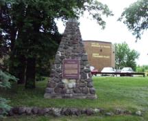 Vue générale du cairn de pierre installé par la Commission des lieux et monuments historiques du Canada, 2008.; Parks Canada Agency / Agence Parcs Canada, Blair Philpott, 2008.