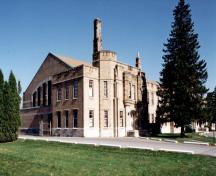 Corner view of the Cornwall Armoury, showing the buff-coloured brick and the corner towers, 1994.; Department of Public Works / Ministère des Travaux publics, 1994.