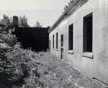 Vue générale du bunker du poste de télémetrie, qui montre l’utilisation de matériaux solides et durables, comme le béton armé ainsi que l’absence d’ornementation extérieure, 1995.; Parks Canada Agency / Agence Parcs Canada, I. Doull, 1995.