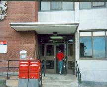 Vue de l'entrée principale de l'Édifice du gouvernement du Canada, qui montre le style architectural moderne du bâtiment , 1995.; Agence Parcs Canada / Parks Canada Agency, 1995.