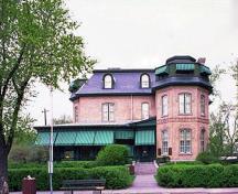 Front façade of Laurier House, showing its Second Empire design, including its mansard roof, semi-circular dormers, projecting bays, solid bulk and asymmetrical massing, 1993.; Parks Canada Agency/ Agence Parcs Canada, 1993