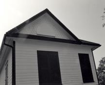 Detail view of the Lockmaster's House, showing the decorative scalloped shingles on the front gable, 1989.; Parks Canada Agency / Agence Parcs Canada, S. Ricketts, 1989.