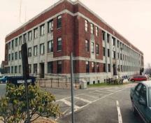 Vue en angle de l'édifice Murray (S-15), BFC Halifax, 1999.; Department of National Defence/ Ministère de la Défense nationale, P.M. Steeves, 1999.