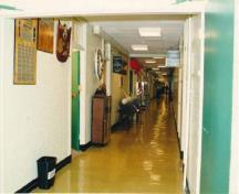 Vue de l'intérieur d'un corridor propre de l'édifice Murray (S-15), 1999.; Department of National Defence/ Ministère de la Défense nationale, P.M. Steeves, 1999.
