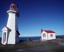 Vue du phare, qui montre la plate-forme de la galerie avec son garde-fou tubulaire, 1989.; Agence Parcs Canada / Parks Canada Agency, J. Pleau, 1999.