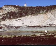 Vue du phare, qui montre le caractère maritime pittoresque de son emplacement sur la côte, 2001.; Agence Parcs Canada / Parks Canada Agency, J.F. Bergeron, 2001.