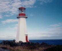 Vue générale du phare de Cape Bauld, qui montre la lanterne d’aluminium et de verre de forme octogonale et son toit en pente faible et son faîteau, 2005.; Fisheries and Oceans Canada/ Pêches et Océans Canada, 2005.