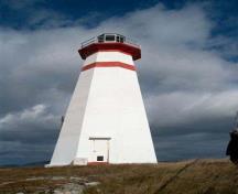 General view of Cape Ray Light Tower, showing the tapered, octagonal form of the light tower, 2004.; Departments of Fisheries and Oceans Canada / ministère des Pêches et des Océans, 2004.