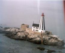 L'Ancienne résidence du gardien de phare, montrant la tour de phare juxtaposée, 1999.; Canadian Coast Guard / Garde côtière canadienne, 1999.