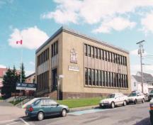 Édifice du gouvernement du Canada (ÉGC), 373 boulevard Broadway, Grand Falls, Nouveau Brunswick; construit 1958-59; (Public Works and Government Services Canada [PWGSC], 1999).