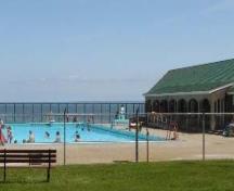 Vue du pavillon de bain et de la piscine d'eau salée, qui montre leur vue sans obstacle de la baie de Fundy.; Parks Canada Agency / Agence Parcs Canada.